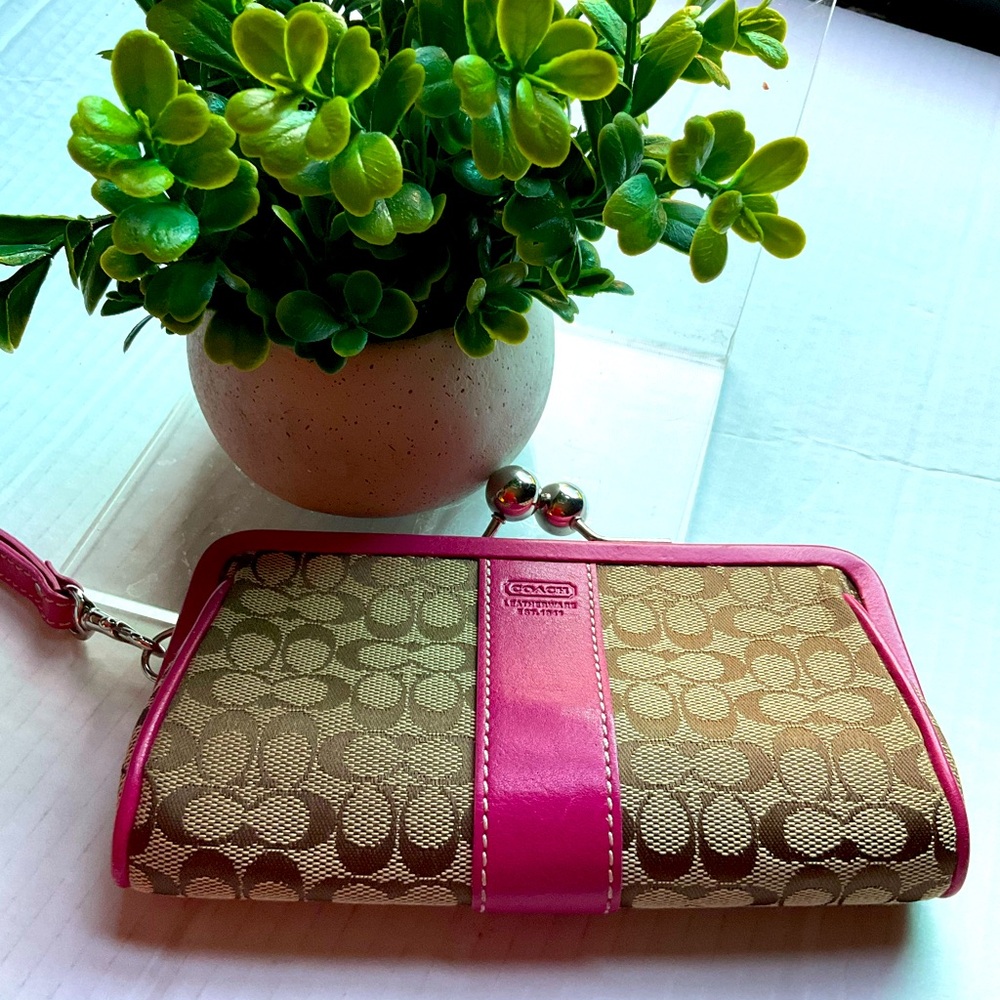 Coach Clutch Wristlet EXTREMELY RARE - Picture 2 of 10